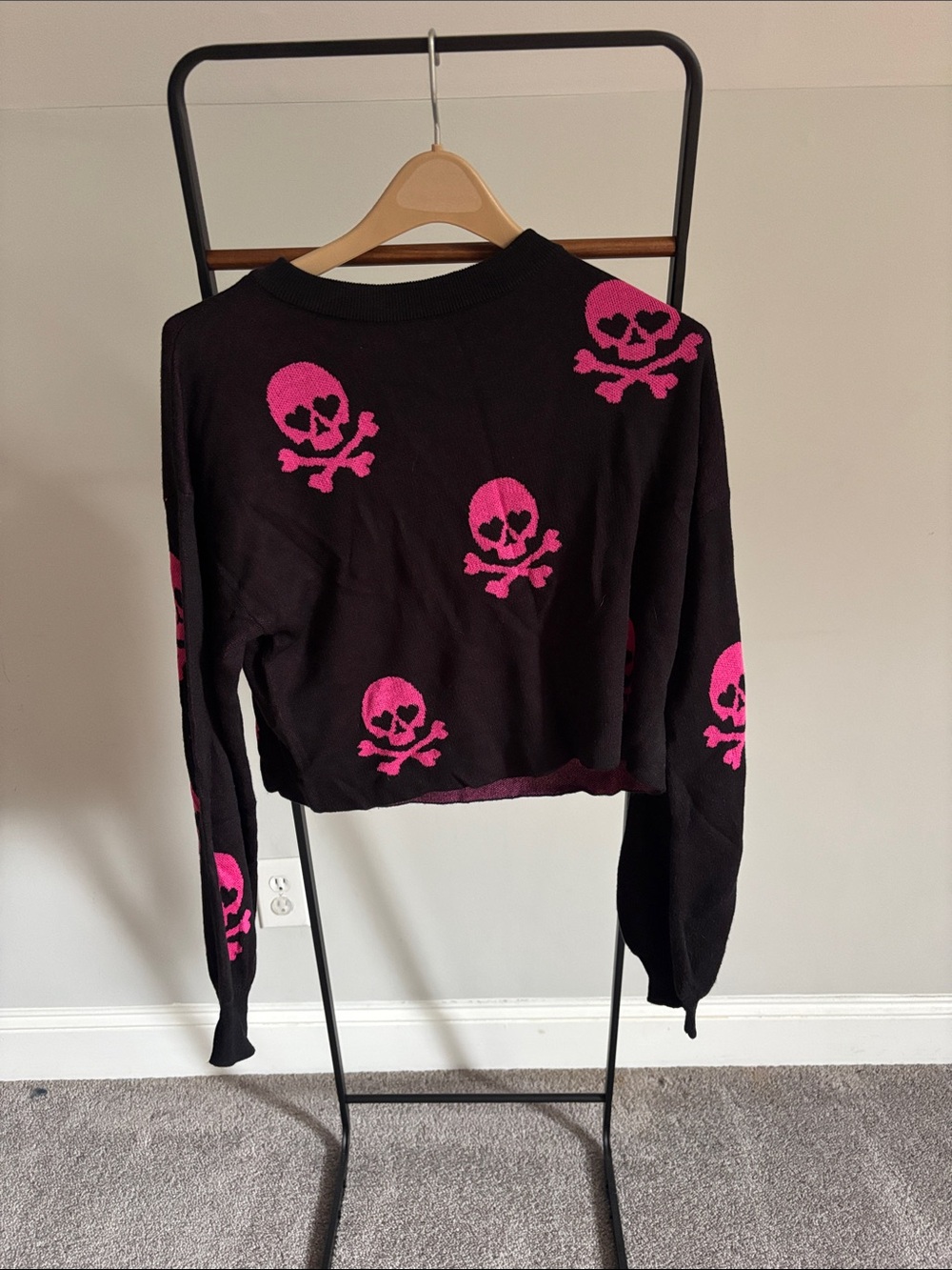 Cropped skull sweater